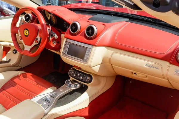 Niesamowite Wnętrze Widok Ferrari Dużą Ilością Czerwonego Podczas Pokazu Samochodów — Zdjęcie stockowe