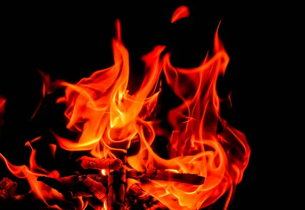 Ярко Красный Огонь Большим Количеством Пламени Черном Фоне Летом — стоковое фото