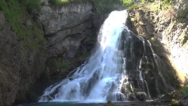 萨尔茨堡戈林附近峡谷中美丽的面纱瀑布 — 图库视频影像