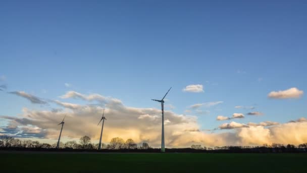 青い空の下3つの風車と高密度の雨雲によって — ストック動画