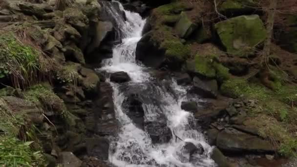 Prachtige Kleine Waterval Met Rotsen Tijdens Het Wandelen — Stockvideo