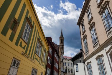 Hungary 'de gökyüzüne bakan eski renkli evler.