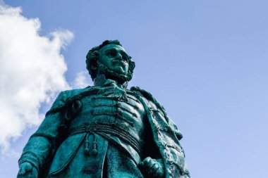 Sopron Hungary manzaralı parkı olan bir yerde yeşil figürlü yüksek anıt.