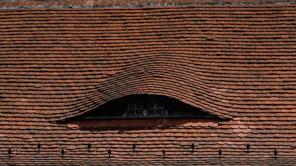 Hungary Deki Eski Bir Evin Penceresinin Üstündeki Eğimli Çatı — Stok fotoğraf