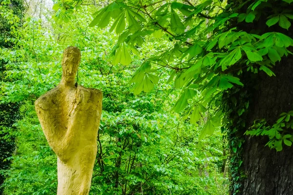 Kreatywny Posąg Kamienia Zielonym Lesie Pobliżu Starego Klasztoru — Zdjęcie stockowe