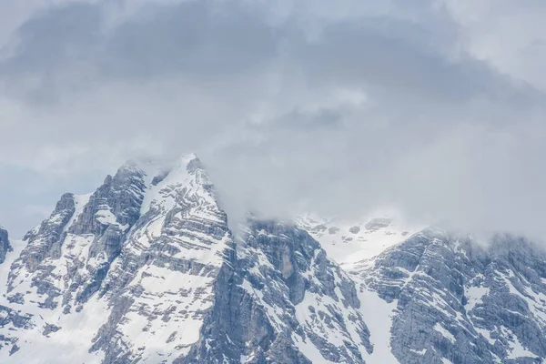Alte Montagne Rocciose Innevate Con Fitta Nebbia Nuvole Nel Cielo — Foto Stock