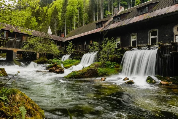 Cachoeiras Incríveis Perto Uma Antiga Fábrica Abandonada — Fotografia de Stock