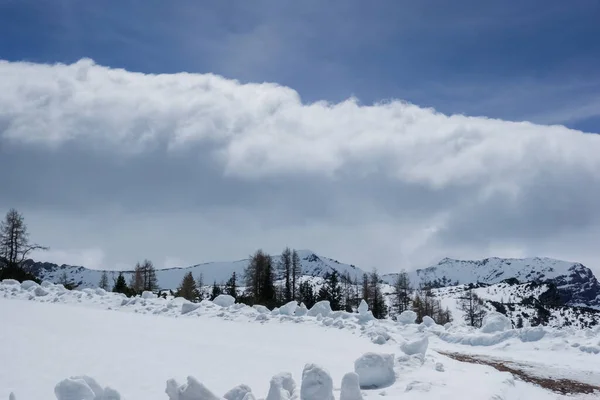Enorme Muur Van Witte Wolken Tijdens Wandelingen Een Besneeuwd Landschap — Stockfoto