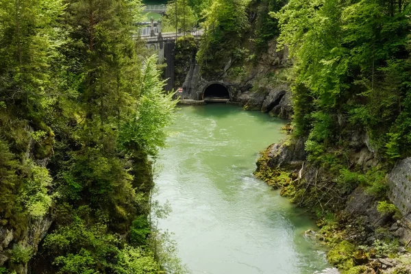 Nehir Mağara Manzaralı Bir Kanyon — Stok fotoğraf
