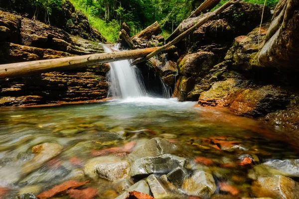 Pequena Cachoeira Início Desfiladeiro Com Camadas Rocha Vermelha — Fotografia de Stock