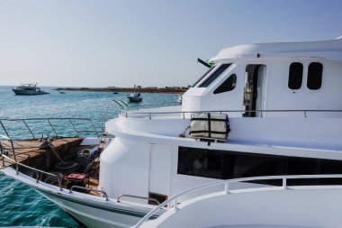 Yazın Mısır 'da Kızıl Deniz' de bir limanda yatan kayıklar.