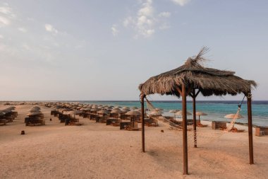 Sazlık çatısı olan rahat bir hamak. Güneş şemsiyeleri ve Mısır 'daki güneşli salonlar.