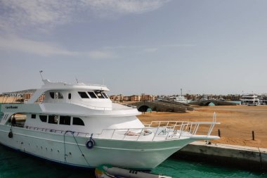 Mısırdaki Kızıl Deniz 'de bir limanda beyaz bir tekne.