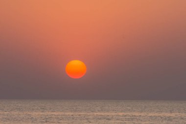 Mısır yazında deniz üzerinde kırmızı turuncu güneş.