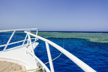 Beyaz bir tekneden muhteşem bir mercan resifine derin mavi sularda dalışa hazır Mısır 'a