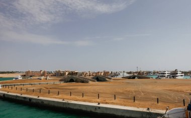 Mısır 'daki liman ghalib' inde bir sürü kum köprüsü ve Kızıl Deniz 'de evleri var.