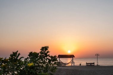 Mısır 'da gün doğumunda çatısı olan bir hamağın üzerinde parlayan güneş.