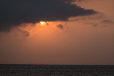 Sabah Mısır 'da tatilde kara bulutların ardında sıcak güneş.