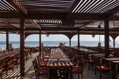 Sahilde güzel manzaralı, deniz ve deniz manzaralı, tatilde olan rahat bir restoran.