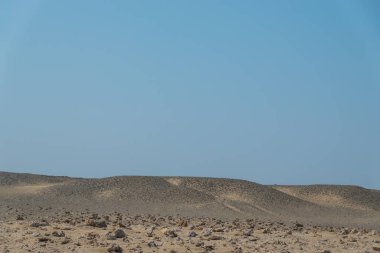 Çölde kumulların yumuşak kumulları Mısır 'dan yazları mavi gökyüzü