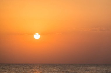 Mısır 'da tatilde olan kızıl denizde gün doğumunda sıcak renkler
