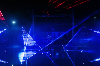 Bir havuz partisinde DJ 'lik yaparken ışıkları yakar