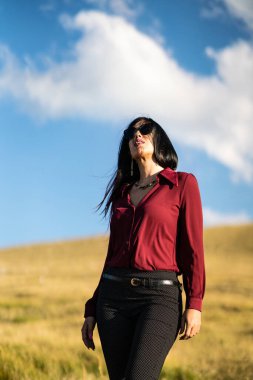 Dağların arkasında siyah ceketli güzel bir kız.