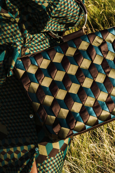 Кожаная сумка ручной работы на траве в природе