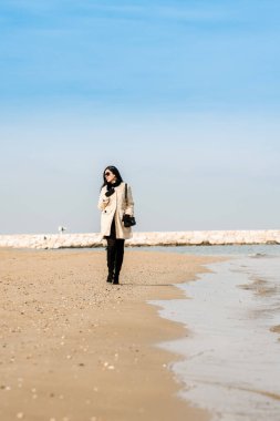 Sahilde güzel bir kız