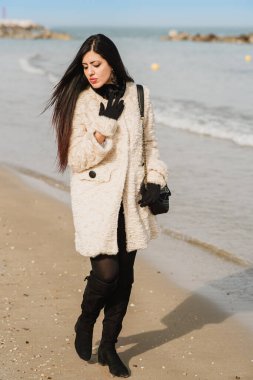 Sahilde güzel bir kız