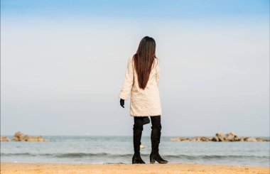 Sahilde güzel bir kız