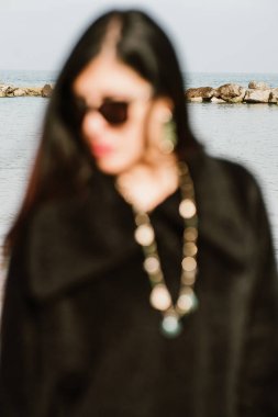 Sahilde güzel bir kız