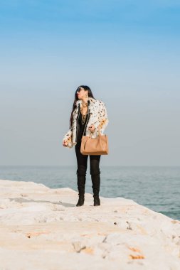 Sahilde güzel bir kız