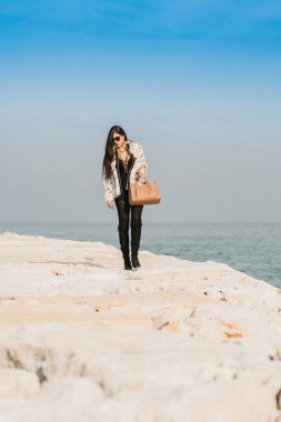 Sahilde güzel bir kız