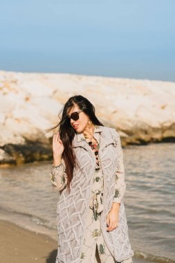 Sahilde güzel bir kız