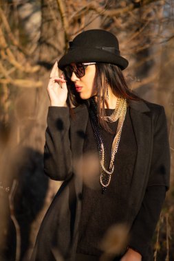 Sırt çantalı güzel bir kız.