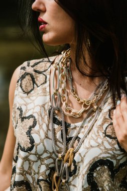 Mücevherleri ve aksesuarları olan genç bir kadın..