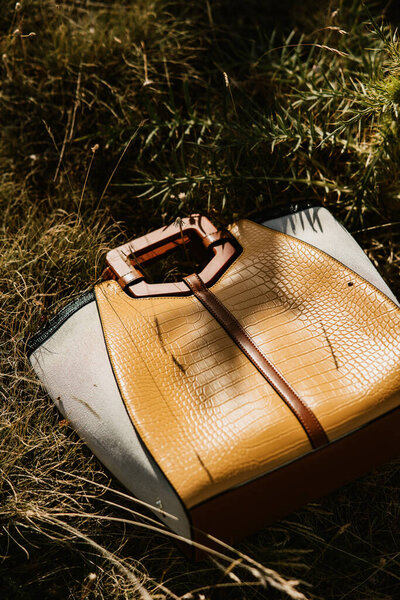 крупный план красивой женщины в платье с ожерельем