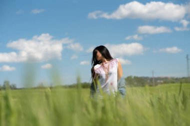 Sırt çantası ve çantayla parkta gezen güzel bir kadın.