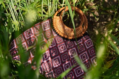 Kırmızı bir hasır çantanın yakın plan resmi.