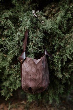 Tahta bir yüzeyde kahverengi ve kahverengi kozalaklı bir çanta. yüksek kaliteli fotoğraf