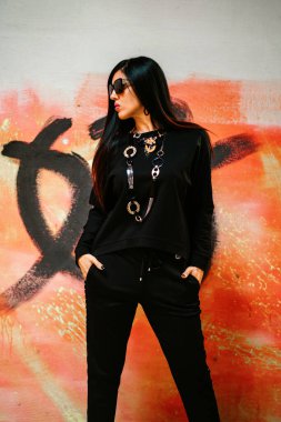 Güzel esmer manken sokakta poz veriyor.