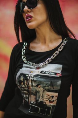 Güneş gözlüklü ve siyah elbiseli genç kız.