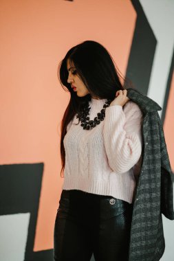 Süveter giymiş şık bir genç kızın portresi..