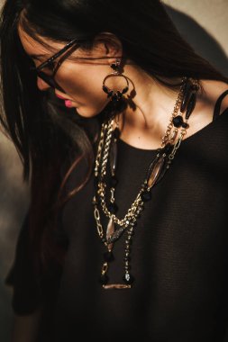 bir kolye ile genç kadın