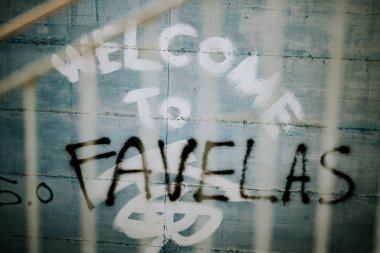 Şehirdeki terk edilmiş eski bina.