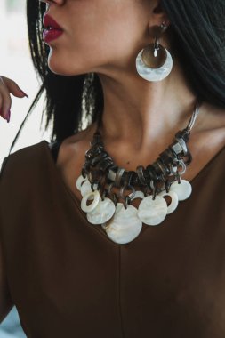 Sokakta güneş gözlüklü bir kadın