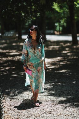 Parktaki Güzel Kadın