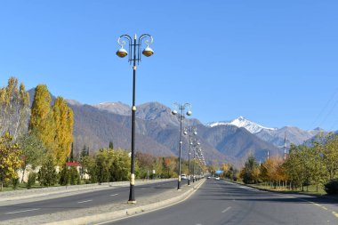 Muhteşem dağ gölü Nohur sonbaharda