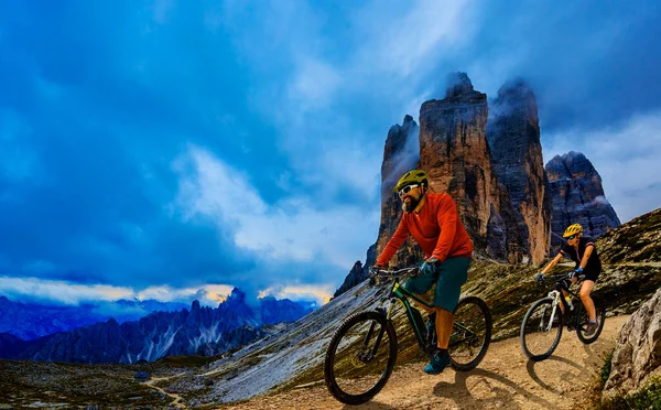 Mężczyzna Kobieta Jeżdżą Elektrycznymi Rowerami Górskimi Dolomitach Włoszech Kolarstwo Górskie — Zdjęcie stockowe